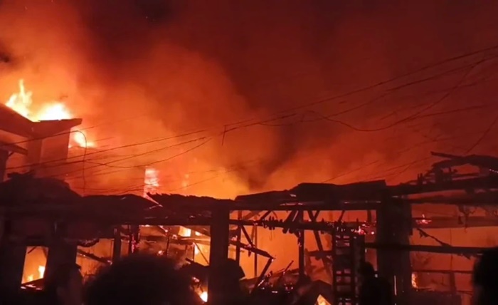 44 Bangunan Terbakar di Pasar Segiri Samarinda, Damkar Berjibaku Dua Jam