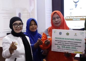 447 Paket Sembako Ramadan untuk Petugas Kebersihan dan Pengurus Makam di Bontang