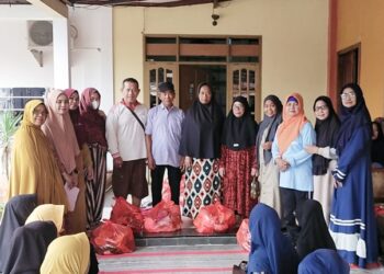 Bersama Baznas Bontang, Majelis Taklim Fina Qalbi Khairina Salurkan Bantuan Ramadan ke Warga Prasejahtera