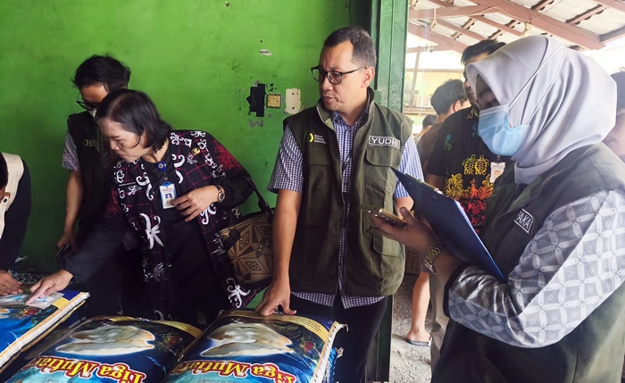 omoditas Harga Beras premium Rp16.500 – Rp17.000/kg Beras lokal Rp15.000/kg Cabai rawit Rp90.000/kg Cabai keriting Rp55.000/kg Cabai merah besar Rp60.000/kg Bawang merah Rp45.000/kg Bawang putih Rp43.000/kg Daging sapi Rp160.000/kg Daging ayam Rp34.375/kg Telur ayam Rp40.625/kg Gula curah Rp18.000/kg Minyak goreng kemasan Rp21.000/liter Minyak goreng curah Rp19.000/liter Ikan kembung, tongkol, bandeng sekitar Rp35.000/kg