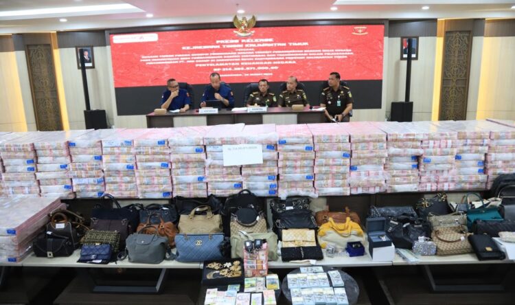 Tumpukan Uang Rp214 Miliar dan Barang Mewah dari Kasus Dugaan Korupsi Lahan Transmigrasi di Kaltim Kejati Kaltim Sita Uang Rp214 Miliar hingga Mobil Mewah dari Kasus Dugaan Korupsi Batu Bara PT JMB