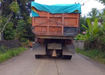 Jalan Poros Desa Tabo-Tabo Pangkep Berdebu dan Berlumpur, Warga Keluhkan Aktivitas Truk Tambang PT GKGM