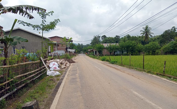 Jalan Poros Desa Tabo-Tabo  Pangkep Berdebu dan Berlumpur, Warga Keluhkan Aktivitas Truk Tambang PT GKGM