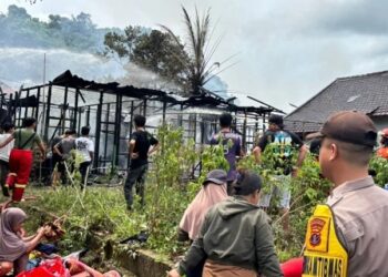 Kebakaran Hanguskan 8 Pintu Kontrakan di Loa Janan Kaltim, Kerugian Capai Rp250 Juta