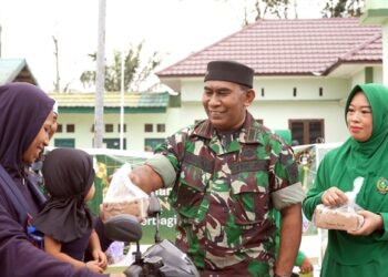 Koramil Anggana dan Persit Bagikan Ratusan Takjil untuk Warga