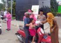 Polsek Bontang Barat dan Kelurahan Belimbing Bagikan Takjil untuk Pengguna Jalan