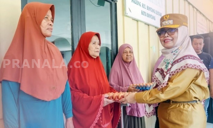 Prioritaskan Lansia, Wali Kota Bontang Serahkan Bantuan dan Edukasi Kesehatan