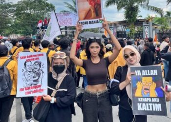 Poster Unik Warnai Aksi 214 di DPRD Kaltim