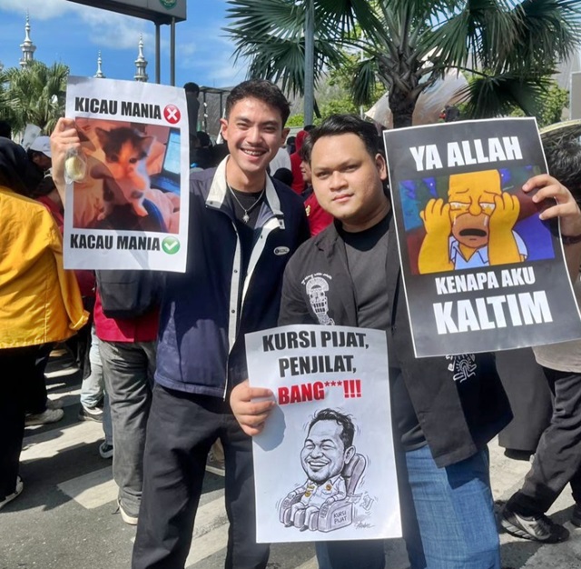 Poster Unik Warnai Aksi 214 di DPRD Kaltim