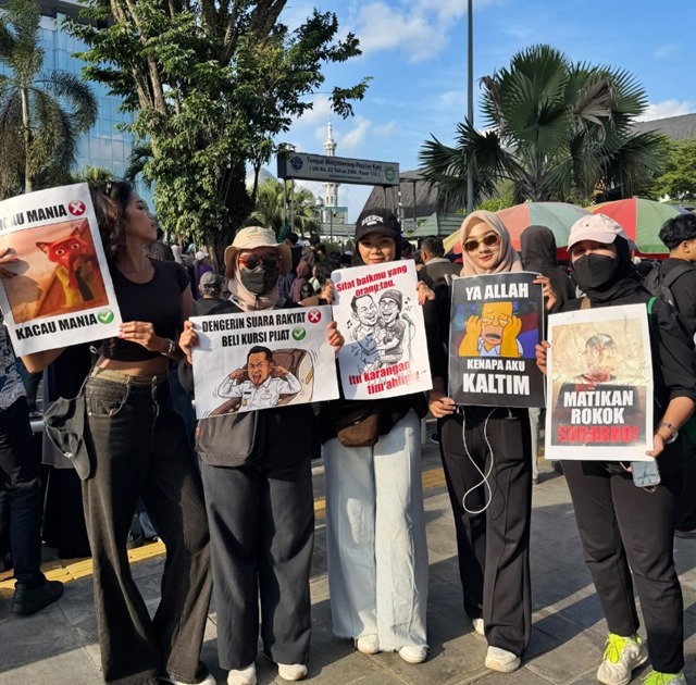 Poster Unik Warnai Aksi 214 di DPRD Kaltim