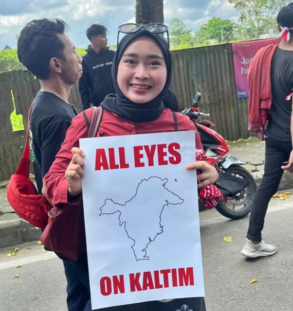 Poster Unik Warnai Aksi 214 di DPRD Kaltim