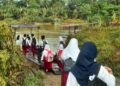 Anak-Anak Longjok Kutim Menantang Sungai Tiap Hari, Jembatan Tak Kunjung Ada