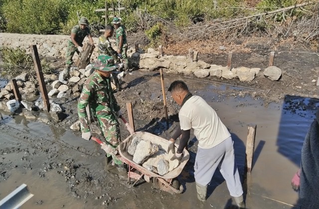 TMMD Ke-128; Demi Akses Warga, TNI dan Masyarakat Bontang Pecah Batu Bersama