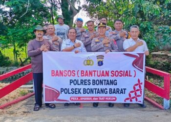Renovasi Jembatan Rampung, Polsek Bontang Barat Salurkan Bansos ke Warga Kanaan