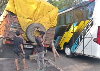 Truk Pecah Ban di Pangkep, Lalu Lintas Poros Labbakkang Terganggu