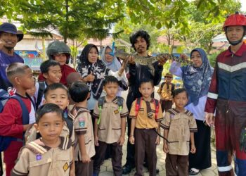 Sempat Bikin Panik, Anak Buaya Muncul saat Jam Pulang TK di Sangatta