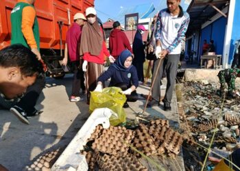 Sampah Kepung Pesisir Bontang, Lurah Tanjung Laut Indah Pimpin Aksi Bersih Libatkan Warga