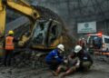 Detik-Detik Longsoran Klinker Timpa Ekskavator di Semen Tonasa