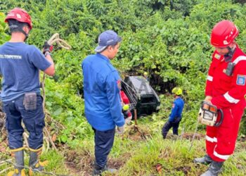 Detik-Detik Pikap Terjun ke Jurang 10 Meter di Bontang, Ayah-Anak Selamat
