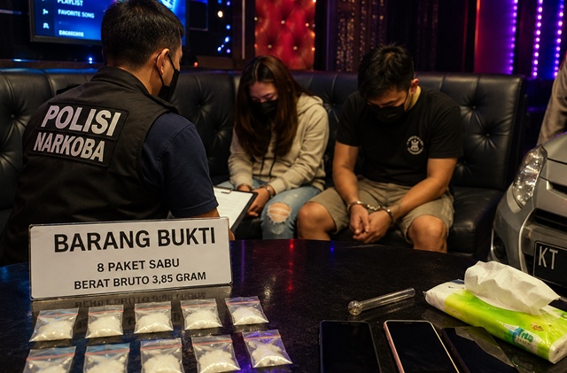 Digerebek di Ruang Karaoke, Pasutri di Bontang Simpan 8 Paket Sabu