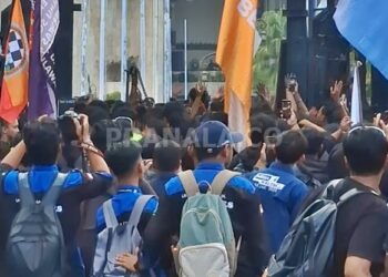 Ribuan Massa Jebol Gerbang DPRD Kaltim, Tuntut Hak Angket