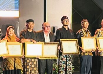 Mantan Bupati Kubar, Ismail Thomas Raih Anugerah Naga Sasra Berkat Perjuangan Selamatkan Mandau