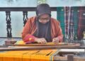 Nestapa Sarung Samarinda: Pengrajin Bertahan di Tengah Gempuran Dolar