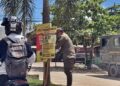 Satpol PP Kutim Bersih-Bersih Banner Liar dan Vulgar "Mak Erot" di Jalan Protokol Sangatta