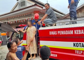 Sempat Bakar Rok Sendiri, ODGJ di Bontang Mengamuk lalu Naik ke Atap Rumah Bawa Korek Api