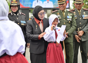 Siswi SD Bontang Hadiahkan Puisi "Bocah Gesit Berbenah" untuk Wali Kota Neni