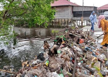 Tiga Hari Bergelut dengan Lumpur, Warga Tanjung Laut Indah Bontang Angkut 810 Kg Sampah