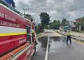 Tumpahan Solar di Segeri Pangkep Bikin Jalan Licin, Pengendara Motor Nyaris Tergelincir