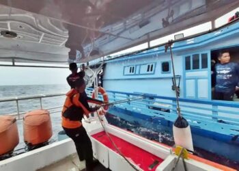 Basarnas Balikpapan Evakuasi Pemancing Pingsan di Selat Makassar