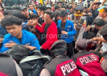 Demo di DPRD Balikpapan Memanas, Massa Teriak 'Holiday' saat Pejabat Absen