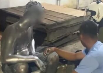 Nekat Cat Tubuh demi Rupiah, Manusia Silver Diamankan Satpol PP Bontang