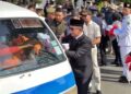 Momen Wali Kota Balikpapan Bagikan 1.500 Bendera di Jalan Sudirman
