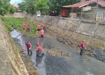 Sungai Dahlia Bontang Dibersihkan, Endapan Lumpur dan Sampah Diangkut