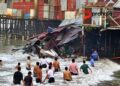 Detik-Detik Mencekam, Tiga Rumah di Balikpapan Ambruk ke Laut saat Azan Subuh