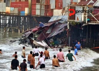 Detik-Detik Mencekam, Tiga Rumah di Balikpapan Ambruk ke Laut saat Azan Subuh
